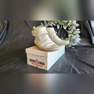Vintage Womens White Minnetonka  Moccasins